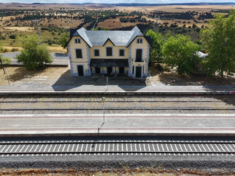 Vista aérea de la estación de tren de Carbajales de Alba en Zamora