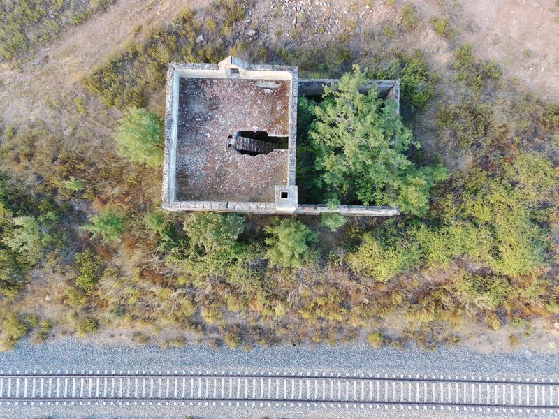 Descubrimos la casa del guardaagujas de Carbajales de Alba, una antigua casilla ferroviaria del km 27,910 de la línea Zamora-Puebla de Sanabria.