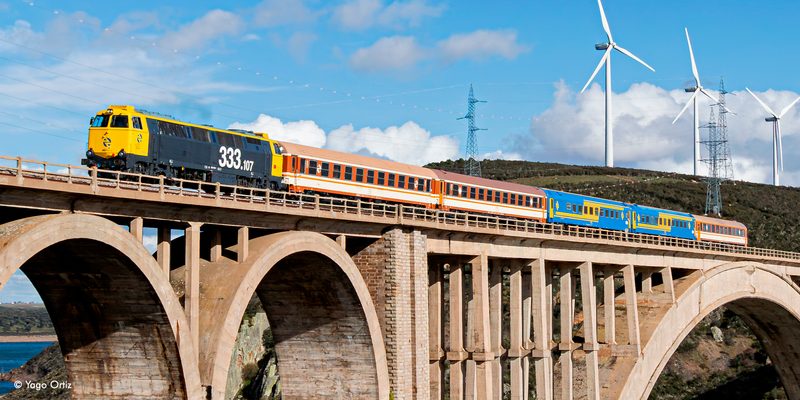 Tren historico de los años 80 pasando sobre el viaducto Martín Gil el 5 de agosto de 2010