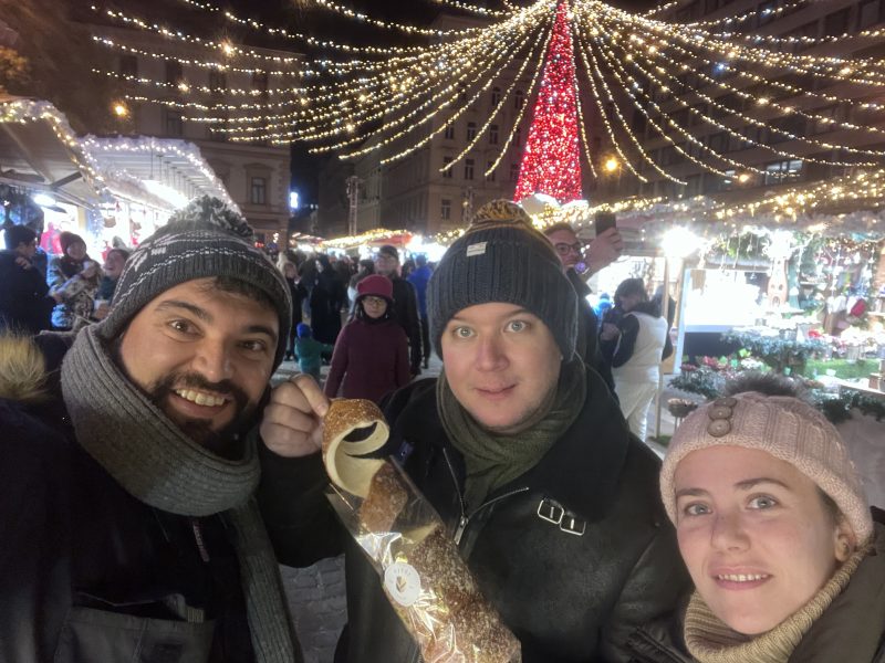 Trotamundos en Ruta - Mercadillos Navideños - probando el kürtőskalács (pastel chimenea) en Budapest 