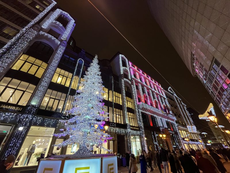 Trotamundos en Ruta - Mercadillos Navideños - Calle iluminada en Budapest 