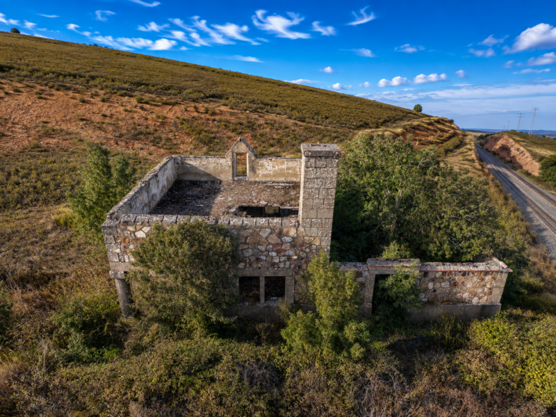 Descubrimos la casa del guardaagujas de Carbajales de Alba, una antigua casilla ferroviaria del km 27,910 de la línea Zamora-Puebla de Sanabria.